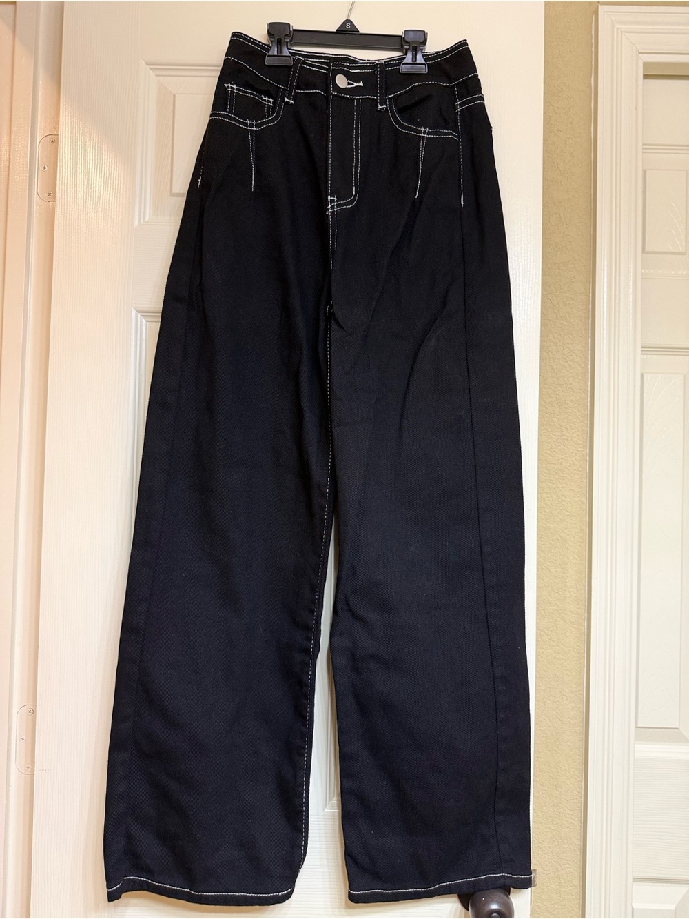 DAZY Wide-Leg Jeans with Contrast Stitching - Black